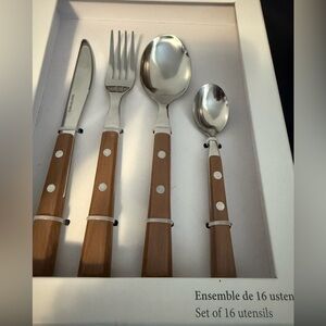 BRAND NEW 16 PIECE CUTLERY SET W/ WOOD HANDLE